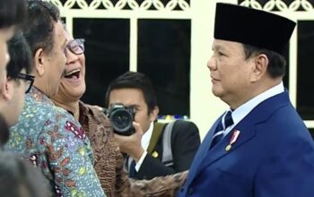 Momen Presiden Prabowo Subianto berbincang dan bersalaman dengan Rocky Gerung di sela pelantikan pejabat negara di Istana Negara (Tangkapan Layar YouTube Sekretariat Presiden).