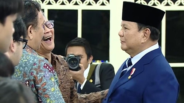Momen Presiden Prabowo Subianto berbincang dan bersalaman dengan Rocky Gerung di sela pelantikan pejabat negara di Istana Negara (Tangkapan Layar YouTube Sekretariat Presiden).