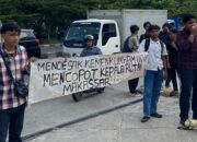 Sejumlah mahasiswa Aliansi Mahasiswa Rakyat Peduli Hukum Sulawesi Selatan saat menggelar aksi unjuk rasa Jilid III di depan Kantor Wilayah Kementerian Hukum Sulawesi Selatan, Senin (6/4/2026).