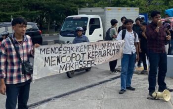 Sejumlah mahasiswa Aliansi Mahasiswa Rakyat Peduli Hukum Sulawesi Selatan saat menggelar aksi unjuk rasa Jilid III di depan Kantor Wilayah Kementerian Hukum Sulawesi Selatan, Senin (6/4/2026).