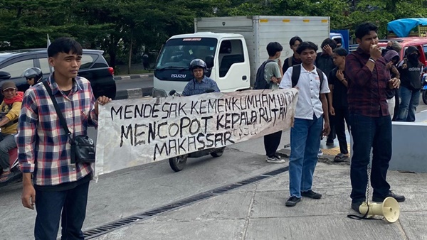 Sejumlah mahasiswa Aliansi Mahasiswa Rakyat Peduli Hukum Sulawesi Selatan saat menggelar aksi unjuk rasa Jilid III di depan Kantor Wilayah Kementerian Hukum Sulawesi Selatan, Senin (6/4/2026).