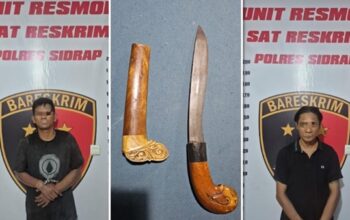 Dua pelaku pemerasan bersenjata badik di SPBU Wala, Sidrap, berhasil diamankan polisi bersama barang bukti berupa sebilah badik. (Foto kolase)
