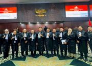 Sejumlah advokat berfoto bersama usai mengikuti sidang lanjutan Perkara Nomor 104/PUU-XXIV/2026 di Mahkamah Konstitusi terkait pengujian definisi advokat dalam KUHAP.