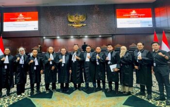 Sejumlah advokat berfoto bersama usai mengikuti sidang lanjutan Perkara Nomor 104/PUU-XXIV/2026 di Mahkamah Konstitusi terkait pengujian definisi advokat dalam KUHAP.