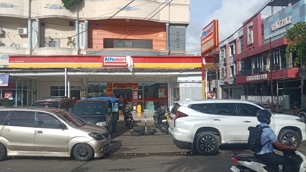 Gerai Alfamart di Jalan Daeng Parani, Depan Gerbang Pelabuhan Nusantara Kota Parepare yang Beroperasi Tanpa STPW