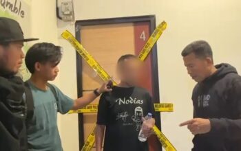 Terduga EB saat diperlihatkan di lokasi kamar hotel tempat MH (40), perempuan asal Kepulauan Selayar, ditemukan meninggal dunia di Jalan Sungai Saddang, Makassar.