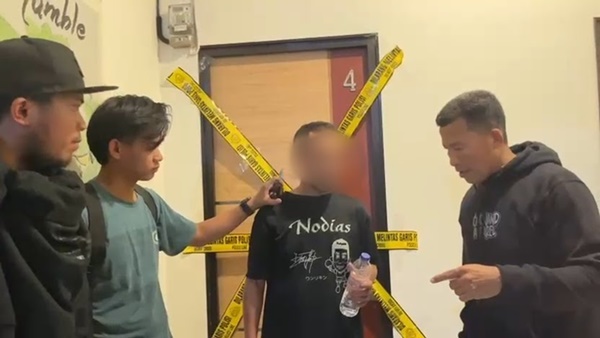 Terduga EB saat diperlihatkan di lokasi kamar hotel tempat MH (40), perempuan asal Kepulauan Selayar, ditemukan meninggal dunia di Jalan Sungai Saddang, Makassar.