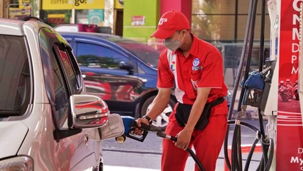 Petugas SPBU Pertamina saat melayani pengisian bahan bakar minyak (BBM) jenis Pertalite ke salah satu mobil konsumen
