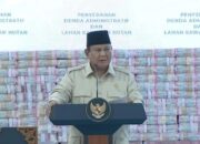Presiden Prabowo Subianto berdiri di depan tumpukan uang hasil sitaan negara. (Ist)