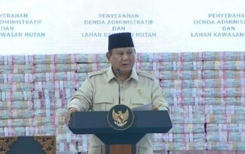 Presiden Prabowo Subianto berdiri di depan tumpukan uang hasil sitaan negara. (Ist)