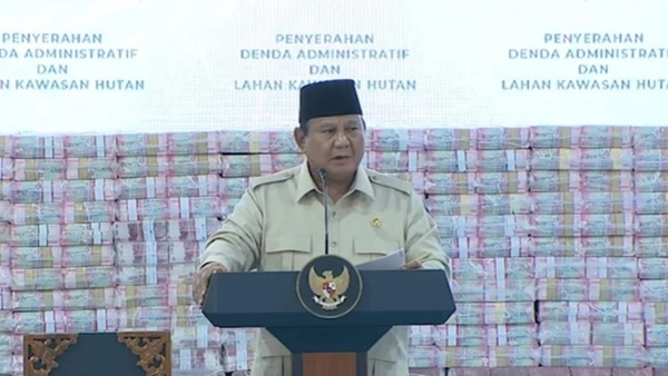 Presiden Prabowo Subianto berdiri di depan tumpukan uang hasil sitaan negara. (Ist)