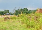  Sebuah ekskavator tampak sedang beroperasi di kawasan pertambangan yang diduga ilegal di Moncongloe Bulu, Maros. Aktivitas ini dikeluhkan warga karena dampak debu dan gangguan lingkungan.