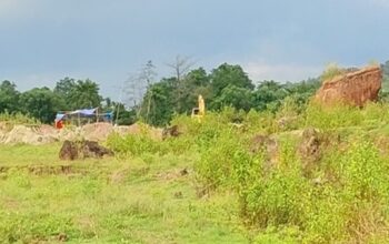  Sebuah ekskavator tampak sedang beroperasi di kawasan pertambangan yang diduga ilegal di Moncongloe Bulu, Maros. Aktivitas ini dikeluhkan warga karena dampak debu dan gangguan lingkungan.