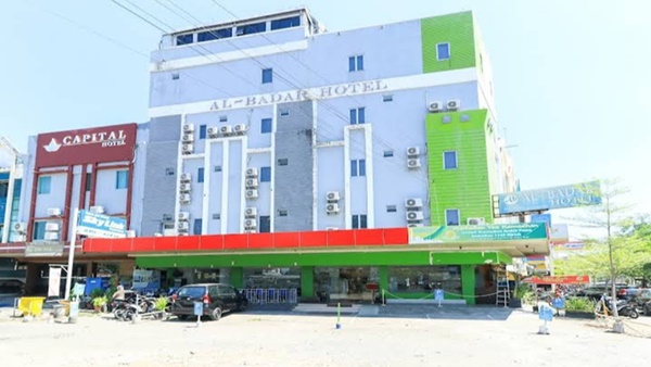 Al-Badar Hotel Syariah Makassar yang berlokasi di Ruko Mirah 2, Jalan Pengayoman No.11, Kelurahan Pandang, Kecamatan Panakkukang, Kota Makassar.