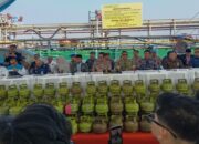 Kapolda Sulsel bersama unsur Forkopimda mengikuti konferensi pers pengungkapan kasus penyalahgunaan BBM dan LPG subsidi di Dermaga Pelabuhan Makassar, Selasa (2/6/2026), dengan menampilkan barang bukti hasil penindakan.