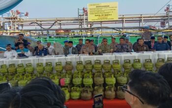 Kapolda Sulsel bersama unsur Forkopimda mengikuti konferensi pers pengungkapan kasus penyalahgunaan BBM dan LPG subsidi di Dermaga Pelabuhan Makassar, Selasa (2/6/2026), dengan menampilkan barang bukti hasil penindakan.