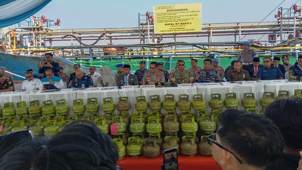 Kapolda Sulsel bersama unsur Forkopimda mengikuti konferensi pers pengungkapan kasus penyalahgunaan BBM dan LPG subsidi di Dermaga Pelabuhan Makassar, Selasa (2/6/2026), dengan menampilkan barang bukti hasil penindakan.
