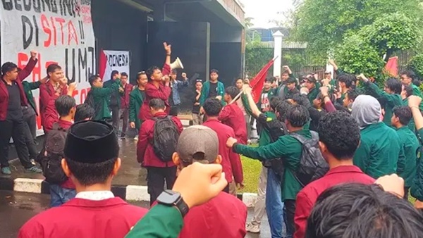 Sejumlah mahasiswa menggelar aksi unjuk rasa di depan Gedung DPR/MPR RI, Jakarta, Senin (15/6/2026). Foto : Ist