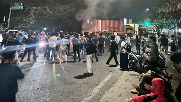 Massa aksi memblokade Jalan Sultan Alauddin dengan membakar ban, memicu ketegangan dalam pengamanan oleh aparat Polrestabes Makassar, Senin (29/6/2026).