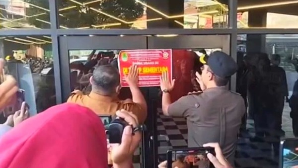 Pemkab Karawang resmi melakukan penyegelan permanen terhadap Helen's Night Mart (Foto Ist)