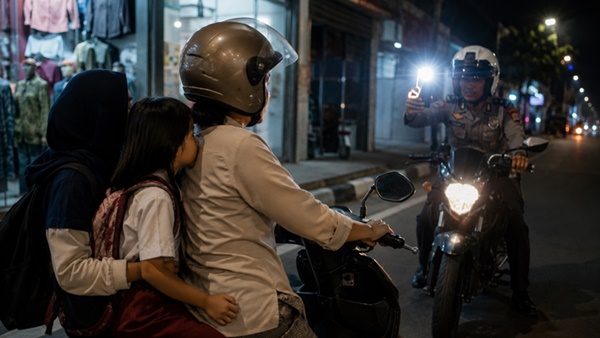 Ibu di Parepare Ngaku Disorot Flash HP Oknum Polisi, Dua Anaknya Trauma
