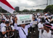 Guru honorer unjuk rasa di depan Gedung DPR, Kompleks Parlemen Senayan, Jakarta.