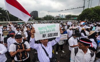 Guru honorer unjuk rasa di depan Gedung DPR, Kompleks Parlemen Senayan, Jakarta.
