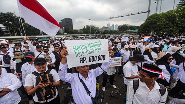 Guru honorer unjuk rasa di depan Gedung DPR, Kompleks Parlemen Senayan, Jakarta.