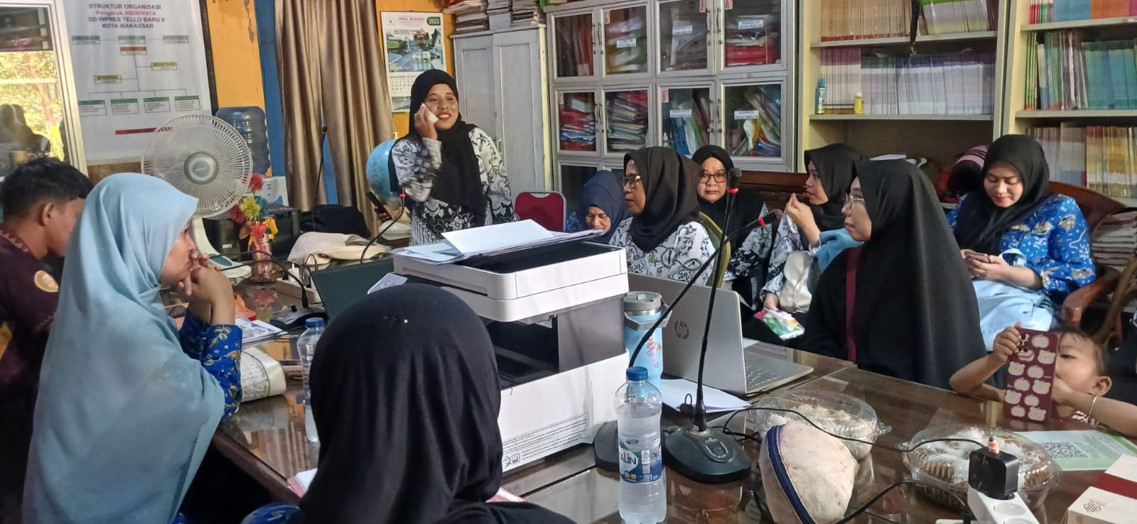 Suasana perkenalan dan penyambutan Kepala SD Inpres Tallo Baru II, Syahrina, S.Pd., M.Pd., berlangsung hangat dan penuh kekeluargaan.