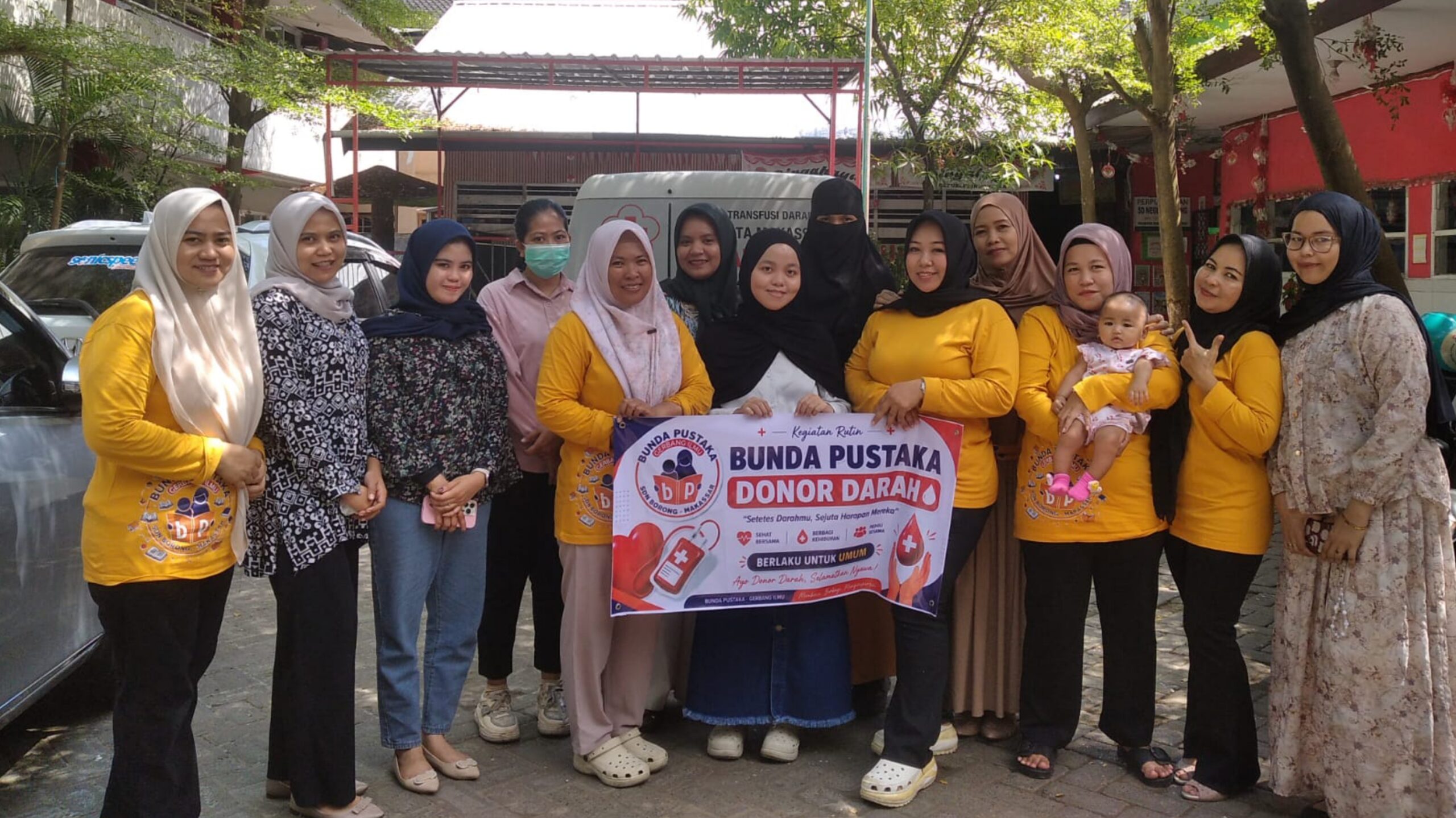 Pengurus Bunda Pustaka SD Negeri Borong bersama tenaga kesehatan PMI Kota Makassar usai menggelar kegiatan donor darah di Perpustakaan SD Negeri Borong.