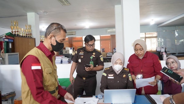 Tim penyidik Tindak Pidana Khusus (Pidsus) Kejati Sulsel memeriksa dokumen dan data elektronik saat melakukan penggeledahan di Kantor Dinas Pendidikan Sulsel, Makassar, Rabu (17/6/2026). Penggeledahan dilakukan untuk mengumpulkan alat bukti terkait penyidikan dugaan korupsi proyek pengadaan perpustakaan digital SMA dengan nilai anggaran sekitar Rp13 miliar.