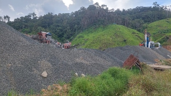 Material batu hasil pengolahan di area stone crusher Palandoang, Kecamatan Seko. Aktivitas pengolahan material untuk proyek Jalan Trans Sabbang–Tallang Sae diduga menggunakan batu yang tidak bersumber dari Galian C berizin.