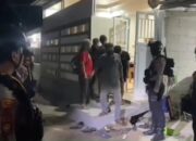 Petugas kepolisian melakukan penggerebekan di sebuah rumah di Jalan Asal Mula, Kecamatan Tamalanrea, Makassar, Jumat (19/6/2026) dini hari. Dalam operasi tersebut, polisi mengamankan puluhan orang dan membongkar dugaan praktik judi sabung ayam yang diduga melibatkan seorang oknum pengacara. (Foto: Ist)