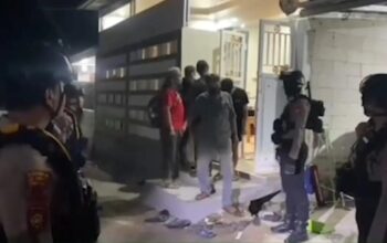 Petugas kepolisian melakukan penggerebekan di sebuah rumah di Jalan Asal Mula, Kecamatan Tamalanrea, Makassar, Jumat (19/6/2026) dini hari. Dalam operasi tersebut, polisi mengamankan puluhan orang dan membongkar dugaan praktik judi sabung ayam yang diduga melibatkan seorang oknum pengacara. (Foto: Ist)