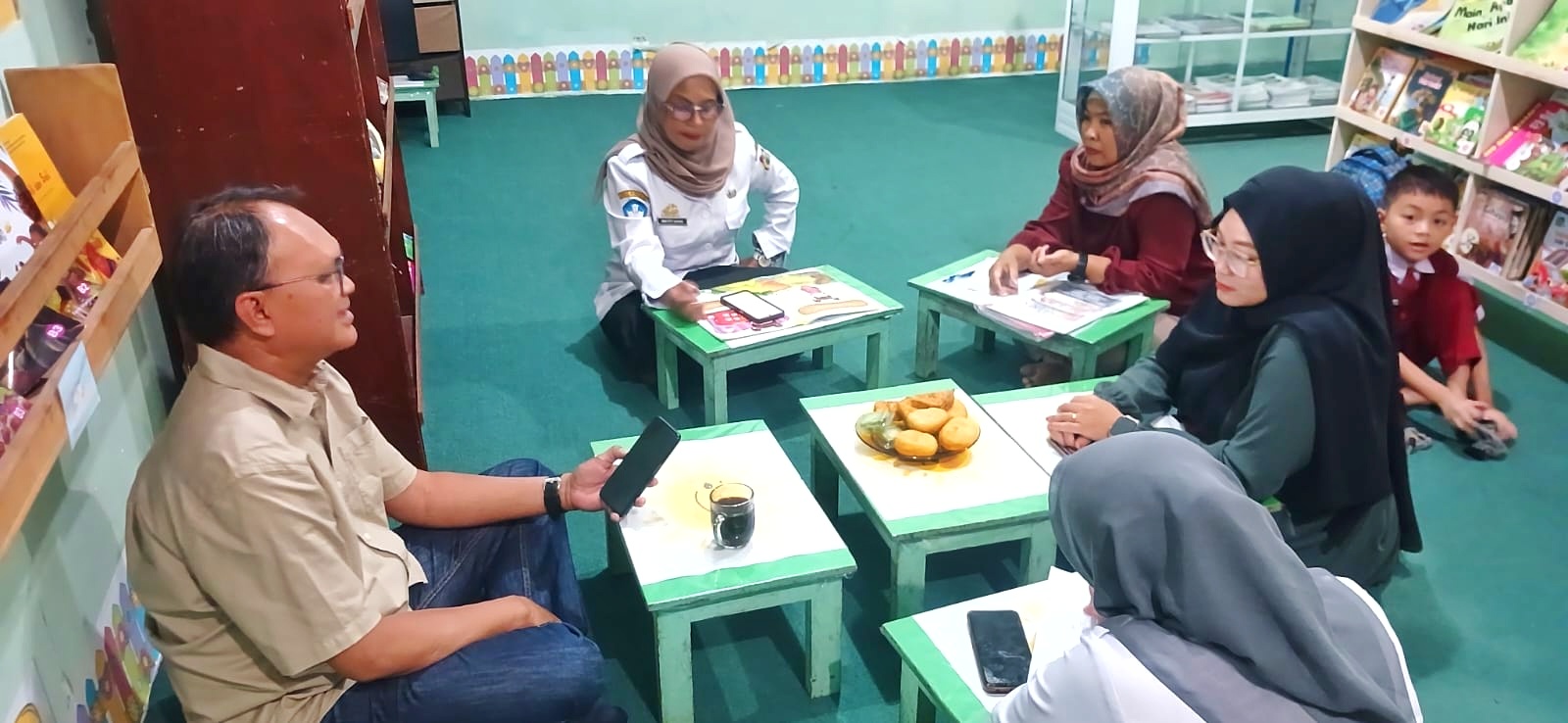 Kepala SD Negeri Borong Andi Ety Cahyani bersama pegiat literasi Rusdin Tompo, guru, serta Bunda Pustaka mengikuti rapat inovasi di Perpustakaan SD Negeri Borong, Makassar, Rabu (29/7/2026).