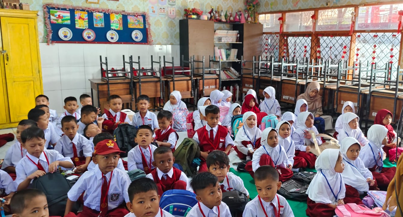 Murid baru kelas I SD Negeri Borong Makassar mengikuti rangkaian kegiatan Masa Pengenalan Lingkungan Sekolah (MPLS) Ramah di ruang kelas pada hari pertama masuk sekolah, Senin (13/7/2026).