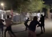 Tangkapan layar video amatir menunjukkan dua dari tiga kelompok yang berseteru terlibat aksi saling serang di lokasi sengketa lahan di kawasan Racing Center, Makassar.