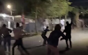 Tangkapan layar video amatir menunjukkan dua dari tiga kelompok yang berseteru terlibat aksi saling serang di lokasi sengketa lahan di kawasan Racing Center, Makassar.