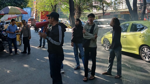Massa KONAMI Sulsel menggelar aksi di depan kantor DPRD Makassar menuntut klarifikasi atas dugaan gelar akademik seorang legislator.