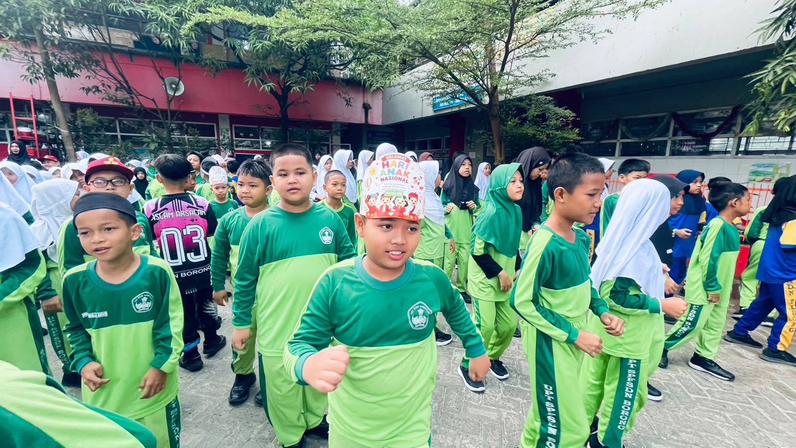Siswa SDN Borong Makassar mengikuti rangkaian peringatan Hari Anak Nasional 2026 dengan penuh semangat di lingkungan sekolah sebelum memainkan berbagai permainan tradisional sebagai bagian dari upaya melestarikan budaya, mempererat kebersamaan, serta mengampanyekan pembatasan penggunaan gawai.