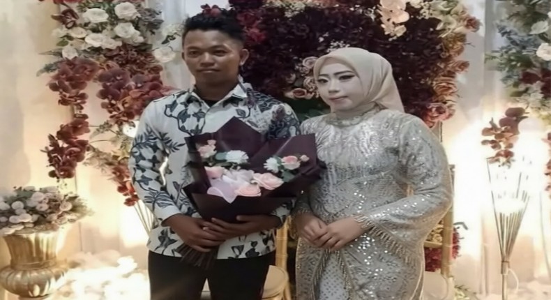 Foto yang beredar di media sosial memperlihatkan pengantin pria Firsan (kiri) bersama mempelai perempuan usai prosesi akad nikah di Galesong Utara, Kabupaten Takalar. Belakangan, Firsan mengaku ditampar kakak iparnya sesaat setelah ijab kabul dan melaporkan kejadian tersebut ke polisi. (Foto: tangkapan layar/media sosial)