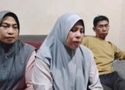Keluarga Mirawati menyampaikan keterangan pers di Kabupaten Gowa, Jumat (24/7/2026), mempertanyakan proses hukum kasus dugaan pengeroyokan yang menimpa korban.
