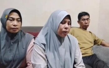 Keluarga Mirawati menyampaikan keterangan pers di Kabupaten Gowa, Jumat (24/7/2026), mempertanyakan proses hukum kasus dugaan pengeroyokan yang menimpa korban.