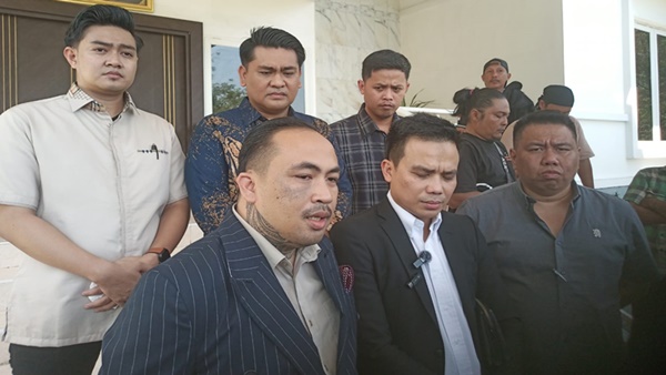 Kuasa Hukum Bupati Gowa, saat memberikan keterangan pers di Rumah Jabatan Bupati Gowa usai sidang Pansus.