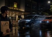 Ilustrasi seorang pelajar membawa dokumen laporan polisi di depan Polda Metro Jaya usai melaporkan dugaan penggelapan dua mobil mewah yang disebut bermula dari janji pencairan pinjaman Rp1,5 miliar. (Visual AI)