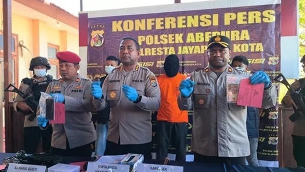Konferensi pers Polresta Jayapura Kota bersama Polsek Abepura memperlihatkan barang bukti 82 butir amunisi ilegal berbagai kaliber yang diduga akan diselundupkan ke Papua Nugini. (Foto Ist).