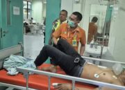 Sopir truk bernama Aswandi (30) terbaring lemah di ranjang perawatan Rumah Sakit Wahidin Sudirohusodo, Makassar, setelah mendapatkan penanganan medis akibat luka tikam di bagian dada yang diterimanya di SPBU Cokro, Minggu (20/7/2026). (Foto : Ist)