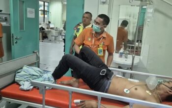 Sopir truk bernama Aswandi (30) terbaring lemah di ranjang perawatan Rumah Sakit Wahidin Sudirohusodo, Makassar, setelah mendapatkan penanganan medis akibat luka tikam di bagian dada yang diterimanya di SPBU Cokro, Minggu (20/7/2026). (Foto : Ist)