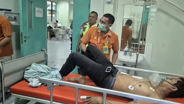 Sopir truk bernama Aswandi (30) terbaring lemah di ranjang perawatan Rumah Sakit Wahidin Sudirohusodo, Makassar, setelah mendapatkan penanganan medis akibat luka tikam di bagian dada yang diterimanya di SPBU Cokro, Minggu (20/7/2026). (Foto : Ist)