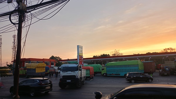 Antrean truk pengangkut barang dan material terlihat memenuhi area SPBU Pettuadae, Kabupaten Maros, Sulawesi Selatan, saat menunggu pengisian solar subsidi. Kondisi tersebut disebut telah berlangsung berbulan-bulan dan memicu kemacetan akibat kendaraan yang kerap memakan badan jalan.
